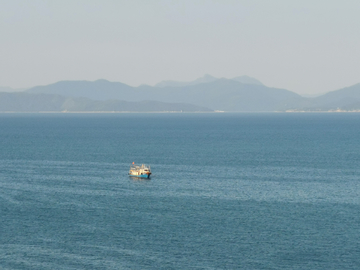 海上日出船