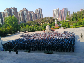 大学生餐厅军训场景