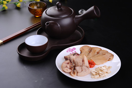 松茸土雞煲