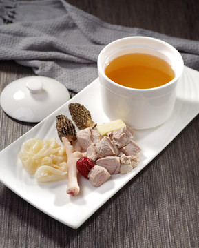 羊肚菌燉花膠湯