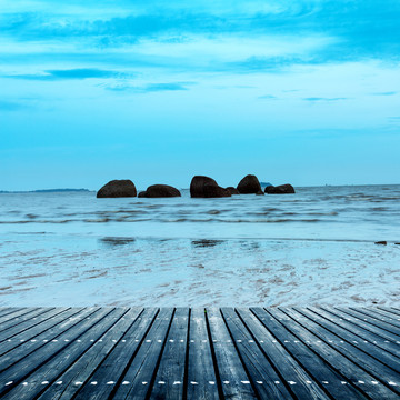 海滩和岩石