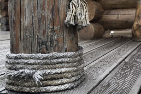 旧木桩缆绳