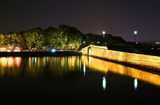 西湖断桥夜景