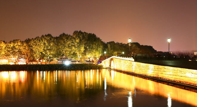 西湖断桥夜景