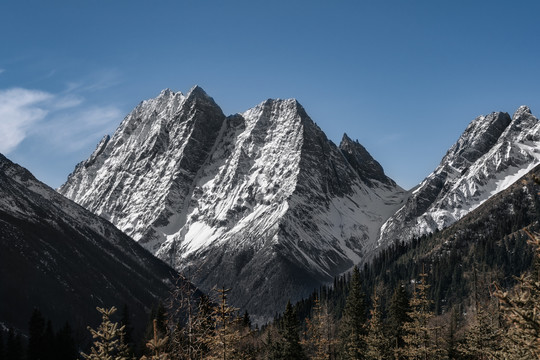 巍峨的山峰