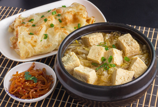 凍豆腐酸菜湯