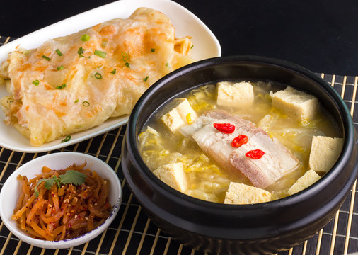 五花肉凍豆腐酸菜湯
