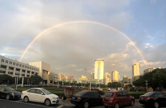 城市上空的双彩虹