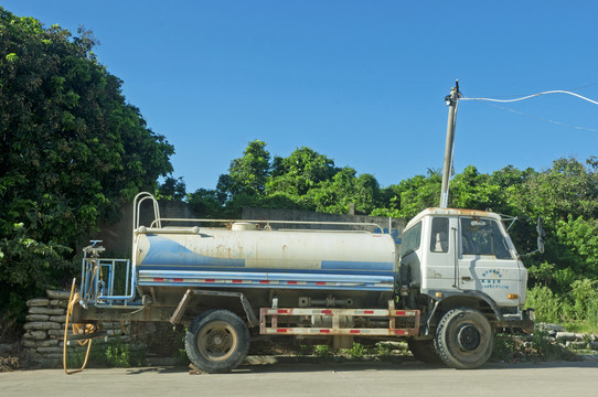 乡村洒水车