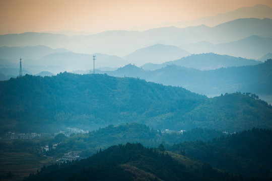 远山村落云雾