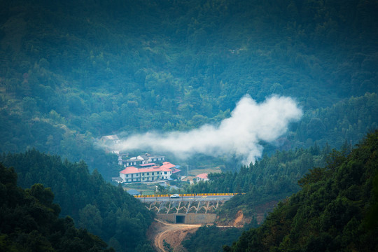 远山村落云雾