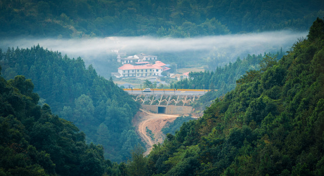 远山村落云雾