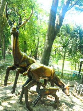 动物铜像
