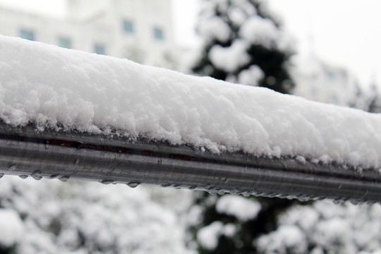 钢管上的积雪