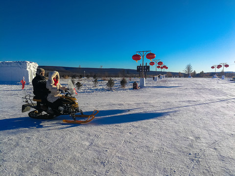 冷极村雪地摩托