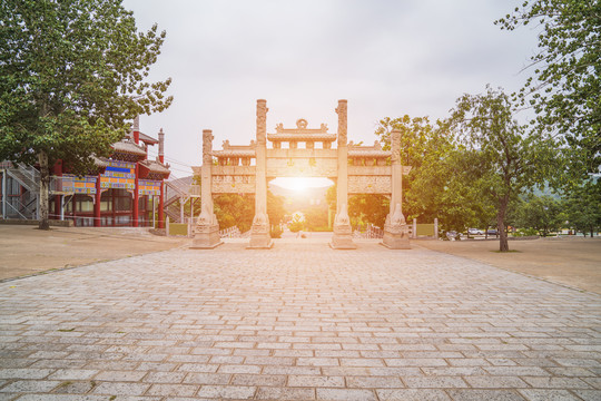 前景是石板路的石坊风景