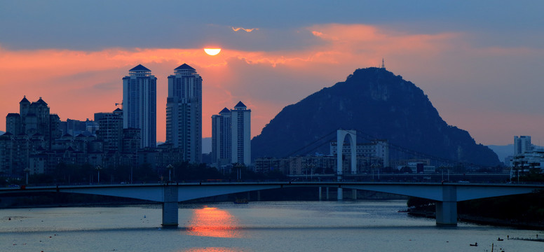 暮色江景