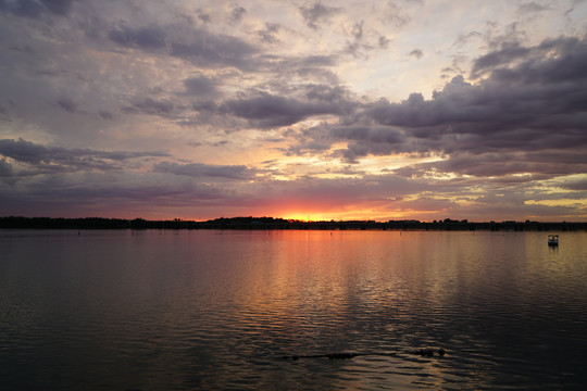 沈阳丁香湖黄昏时的晚霞和云