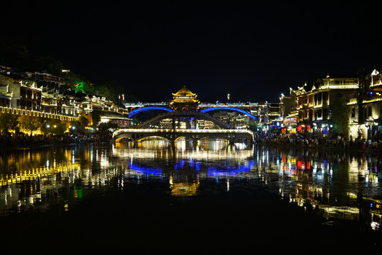 凤凰古城夜景沱江雪桥灯光