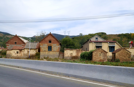 鲁中山村