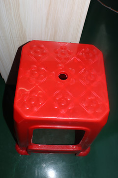 红色塑料高凳子