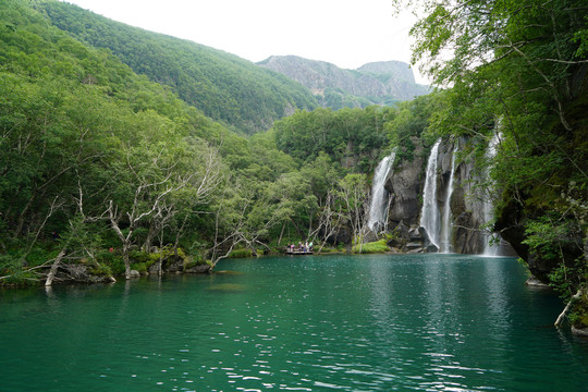 长白山北坡的绿渊潭瀑布和湖水