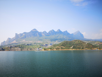 小山 湖水