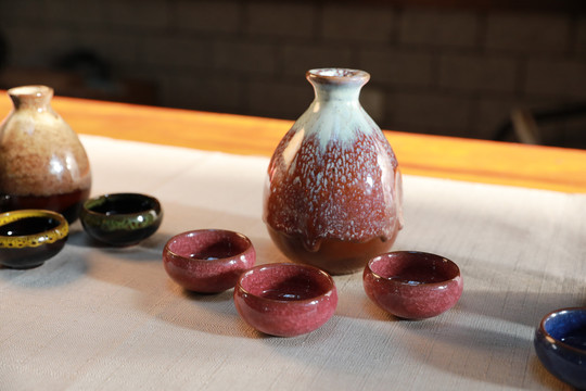 仿古的酒壺酒盅和酒杯