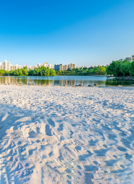 沙滩湖泊城市