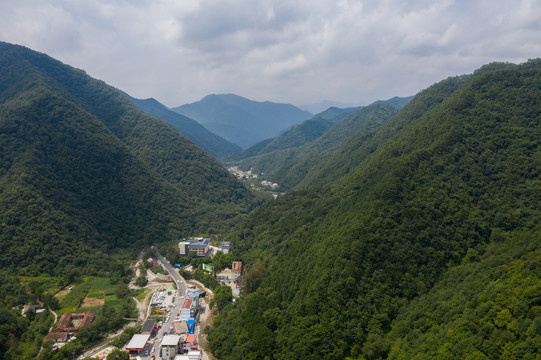 航拍秦岭农村