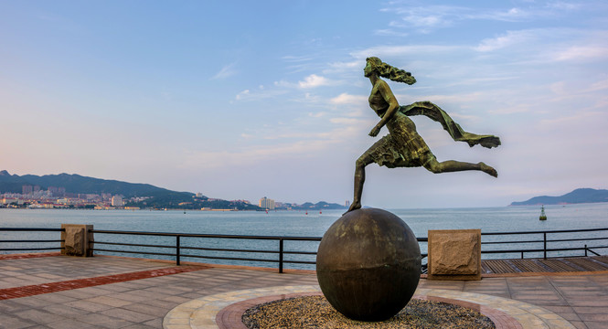 中国山东省威海市海滨公园的雕塑