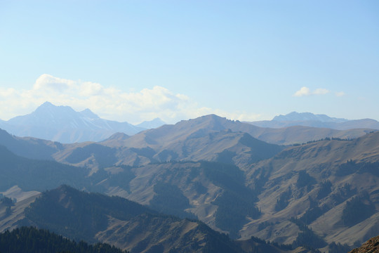 新疆天山崇山峻岭