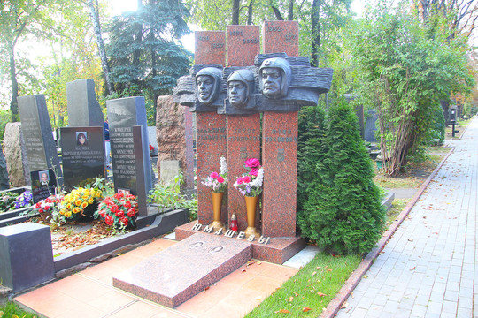 俄罗斯莫斯科新圣女公墓墓碑雕像