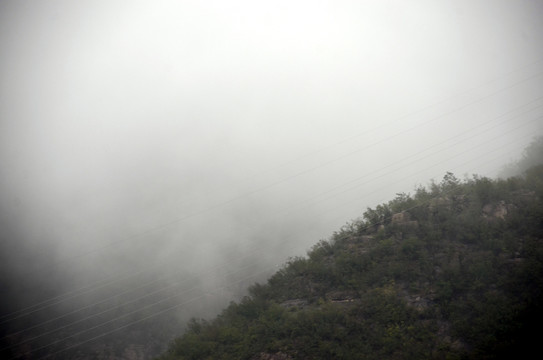 雨中太行云雾缭绕