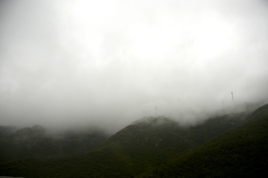 雨中太行云雾缭绕