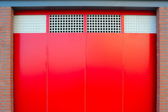 红色金属门