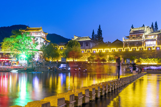 凤凰古城北门跳崖夜景