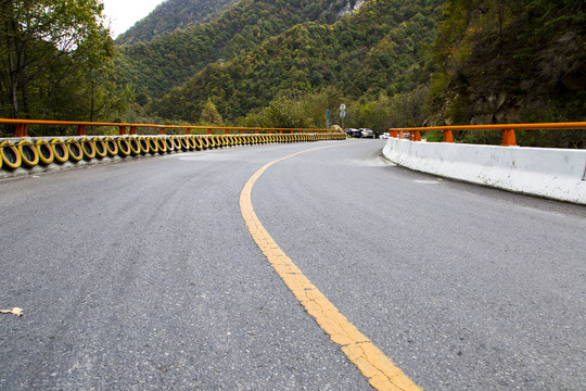 山路弯弯