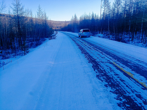 冬季森林道路越野车