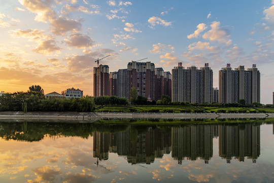 湖边高层住宅建筑倒影