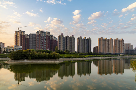 湖边高层住宅建筑倒影