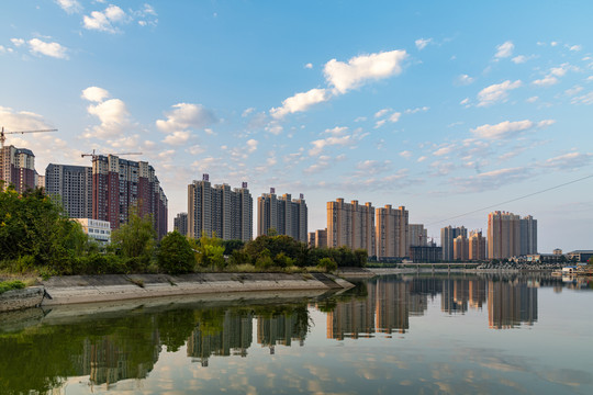 湖边高层住宅建筑倒影