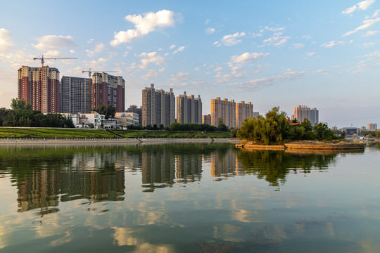 湖边高层住宅建筑倒影