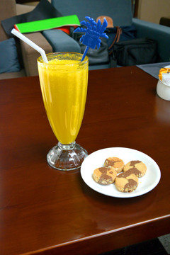 生榨芒果汁与酥饼
