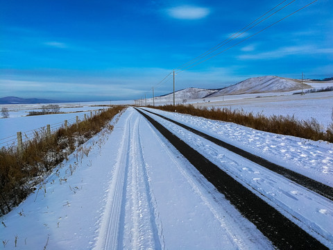 冬季积雪的公路