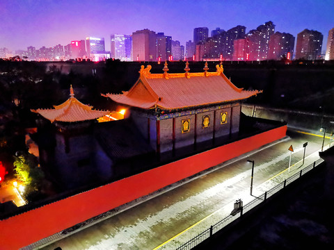 西安城墙边夜幕中的广仁寺