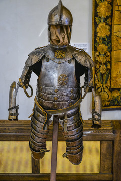 中世纪欧洲骑士金饰盔甲