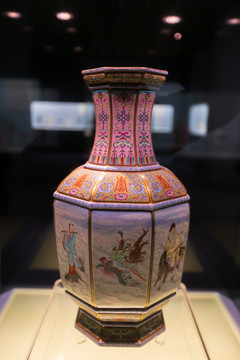 上海博物馆清代粉彩八仙人物图瓶