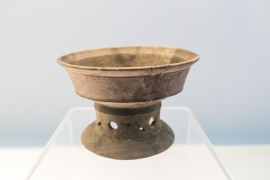 上海博物馆崧泽文化黑陶镂孔豆