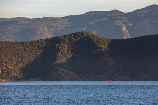 波光粼粼的泸沽湖湖面